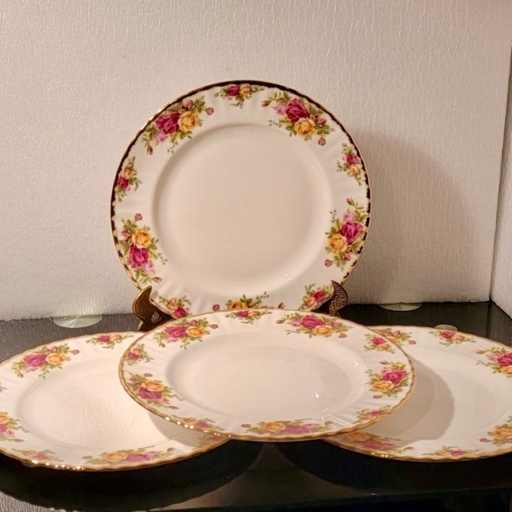 LN ROYAL ALBERT OLD COUNTRY ROSES BONE CHINA DINNER PLATES. EDGED IN 22K GOLD♥️ - Picture 3 of 4